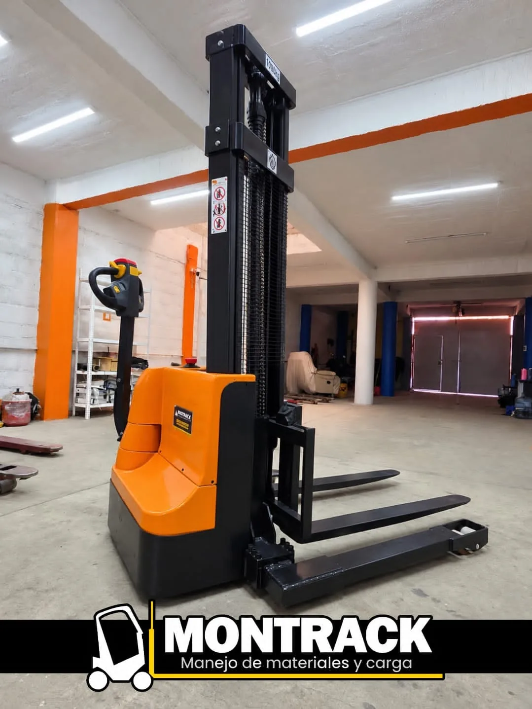 Apilador eléctrico Montrack de 1,600 kg naranja con negro dentro de la bodega