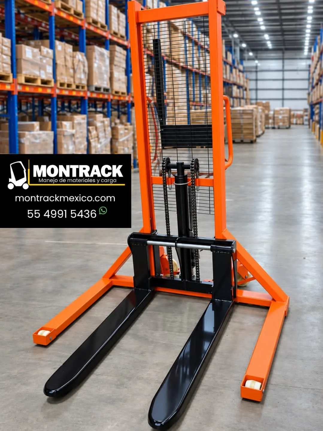 Apilador manual hidráulico naranja entre racks de un almacén