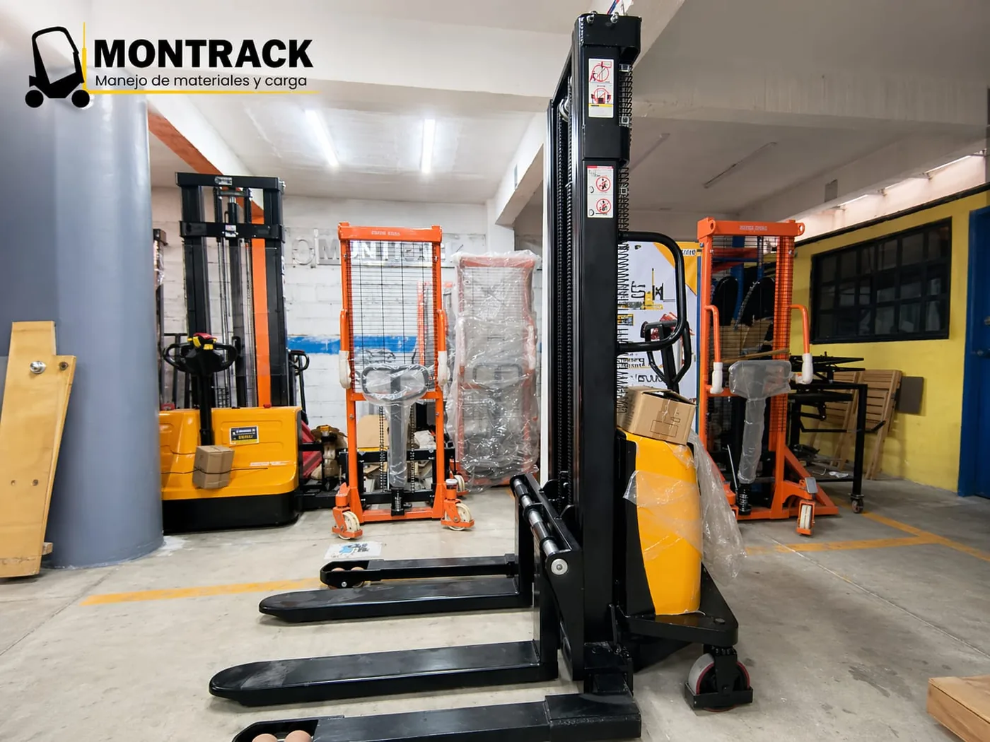Apilador semieléctrico Montrack naranja y negro en bodega