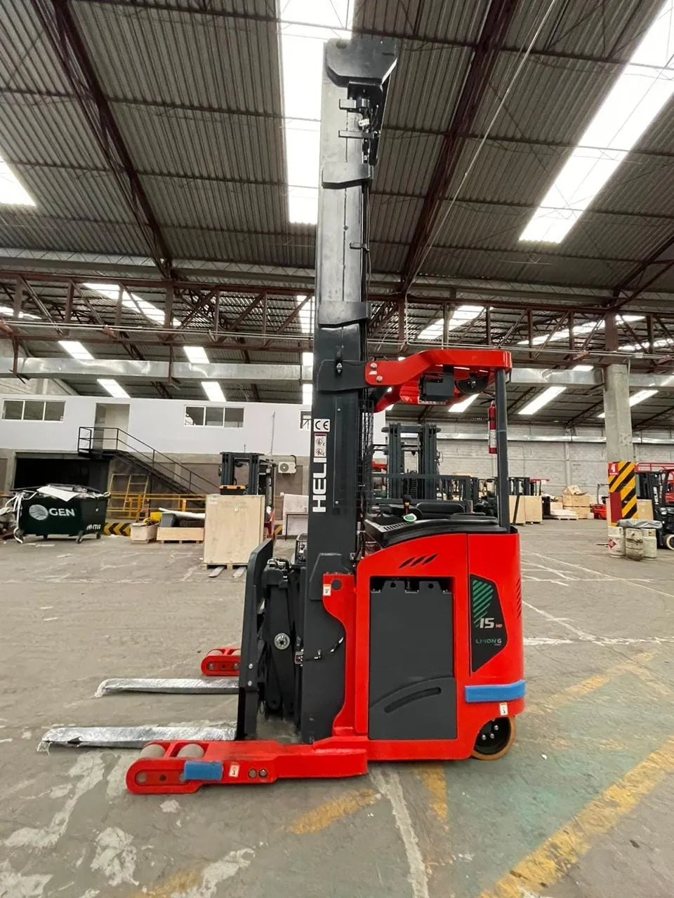 Montacargas eléctrico reach Heli rojo en nave industrial