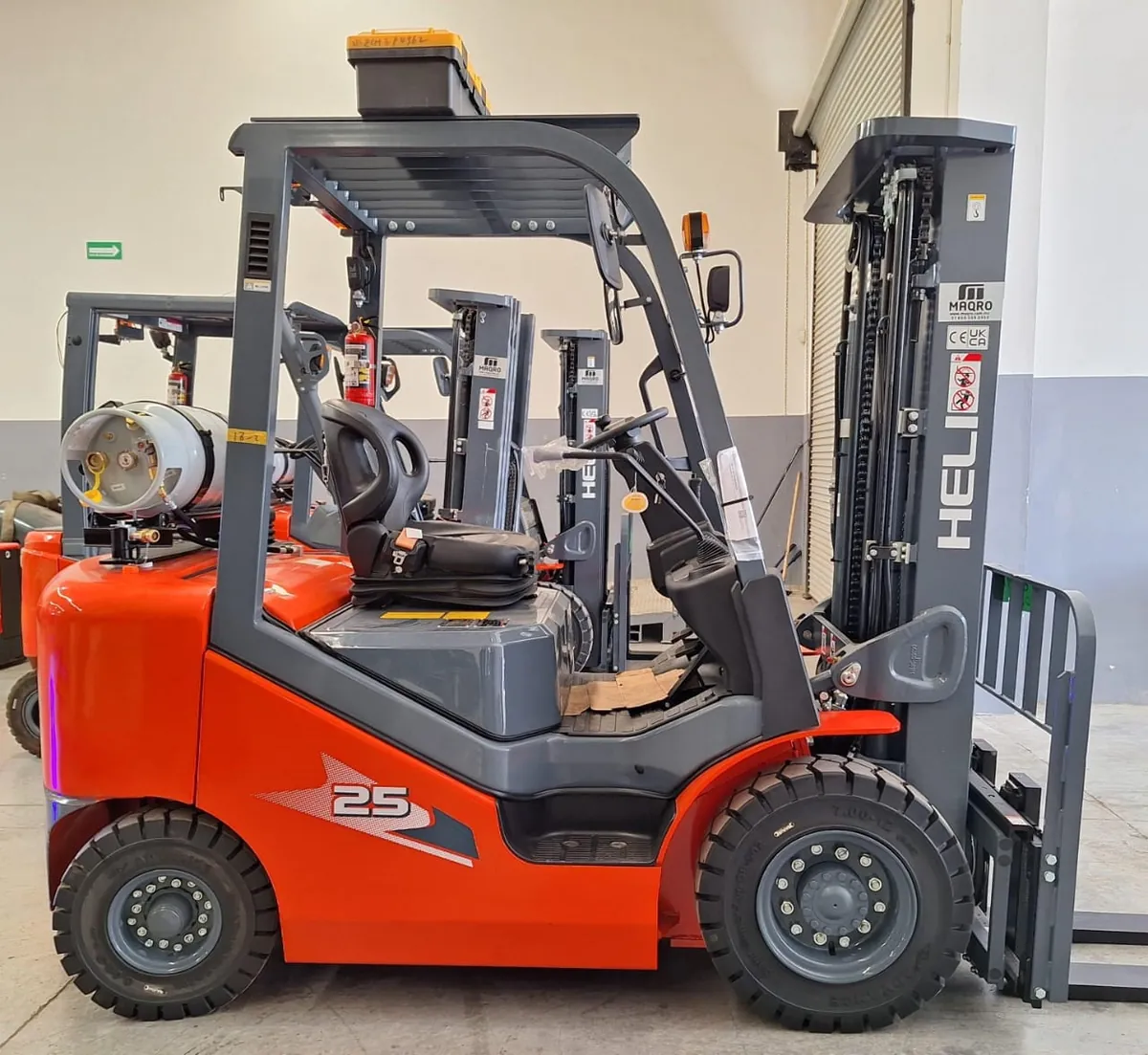 Montacargas a gas Heli 2.5 ton con tanque de gas LP, equipo Montrack